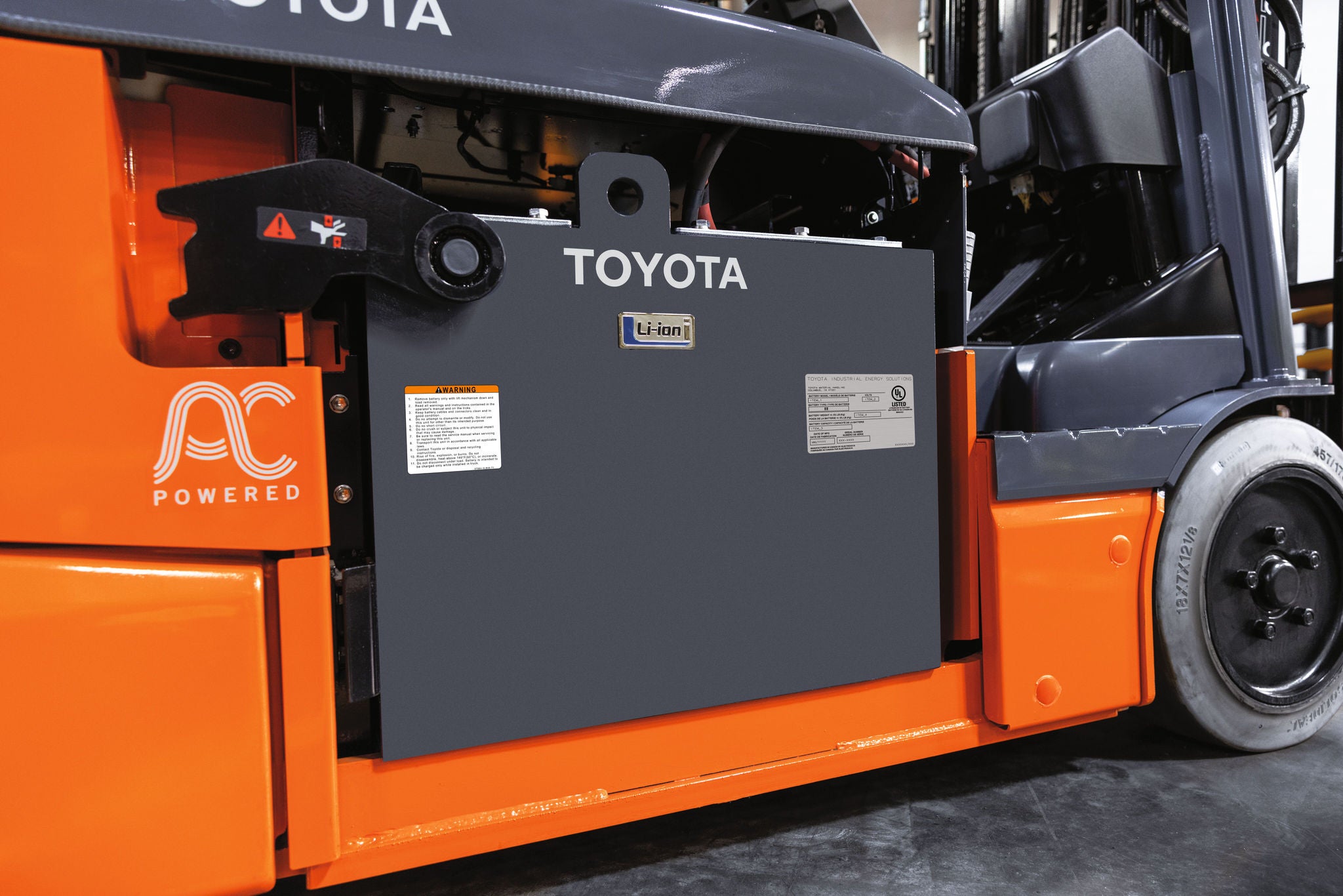 Plan rapproché de la batería Toyota sur chariot élévateur avec l'insigne litio-ion